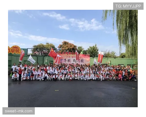 莱万今天的鞋子又闪瞎，普通人这脚步能走到哪里啊？